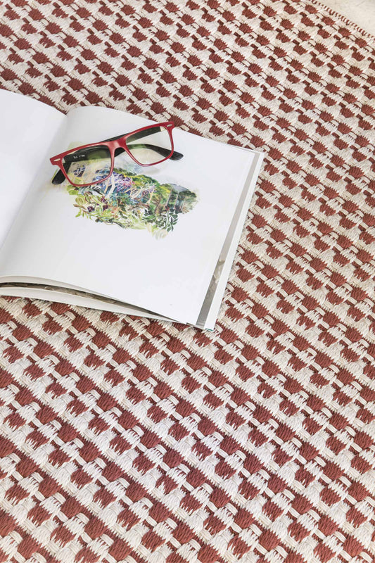Detalle del patrón geométrico de alfombra Rio Rojo Granate y Arena