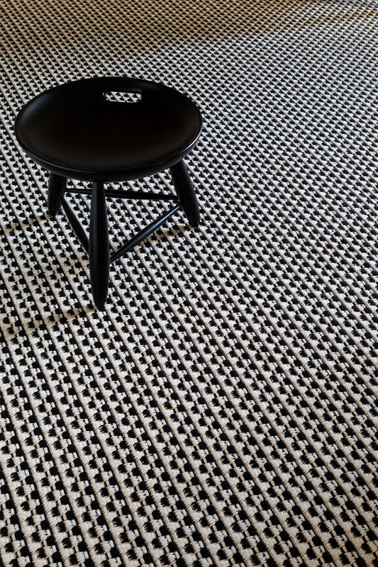 Detalle del patrón geométrico de alfombra Rio Negro y Arena