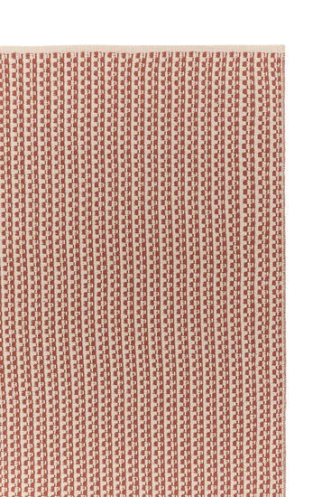 Primer plano de bloques geométricos de alfombra Rio Rojo Granate y Arena